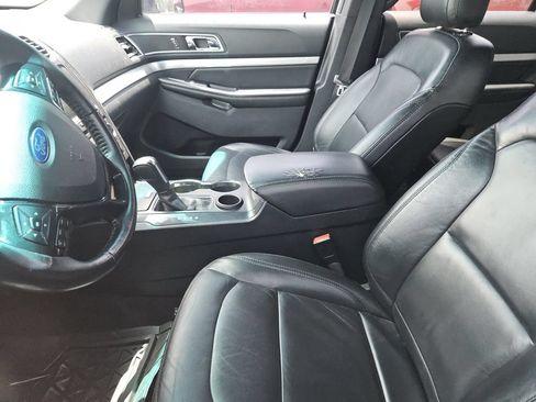 Used 2016 Ford Explorer XLT w/ Equipment Group 202A FWD image 9