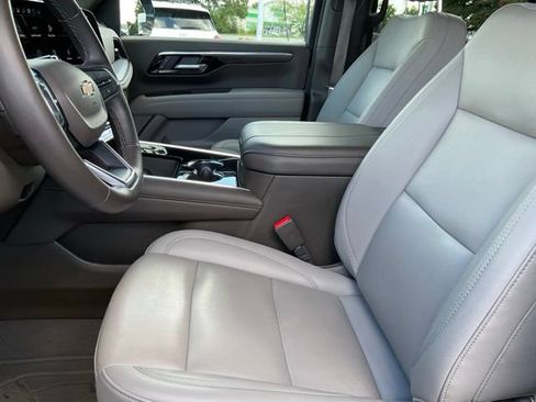 Used 2025 Chevrolet Suburban LT w/ Comfort Package AWD/4WD image 5