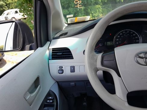 Used 2014 Toyota Sienna L FWD image 18