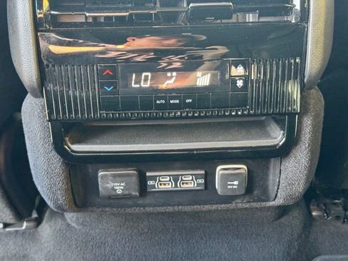 Used 2024 Jeep Wagoneer L Series II RWD image 18