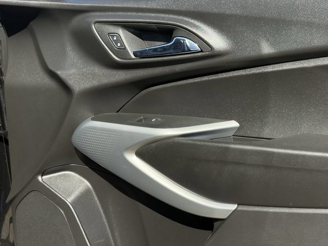 Used 2025 Chevrolet Trax RS w/ Sunroof Package FWD image 28