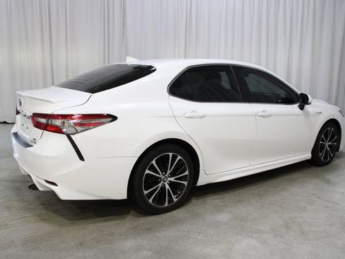 Used 2019 Toyota Camry SE w/ Sunroof Package image 31