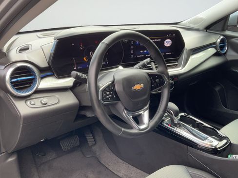 Certified 2026 Chevrolet Trax LT w/ Driver Confidence Package FWD image 25