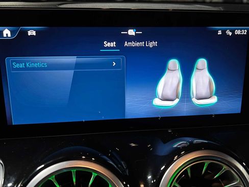 Used 2025 Mercedes-Benz GLB 250 4MATIC image 31