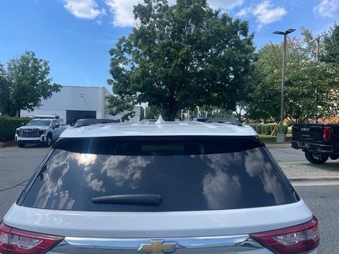 Used 2021 Chevrolet Traverse LT w/ LT Premium Package FWD image 3