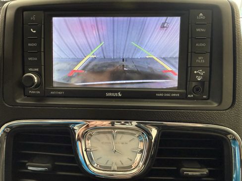 Used 2016 Chrysler Town & Country Touring FWD image 4