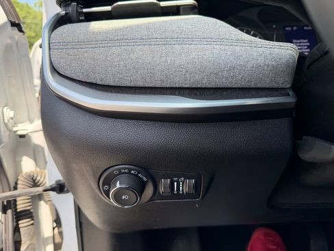 Used 2022 Jeep Compass Latitude w/ Sun and Sound Group AWD/4WD image 13