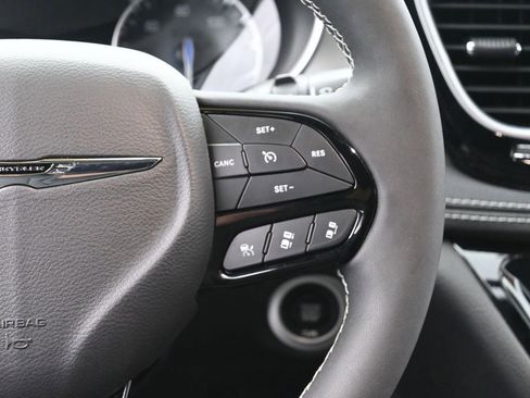 Used 2023 Chrysler Pacifica Limited w/ S Appearance Package image 29