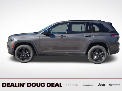 Used 2023 Jeep Grand Cherokee Altitude image 3