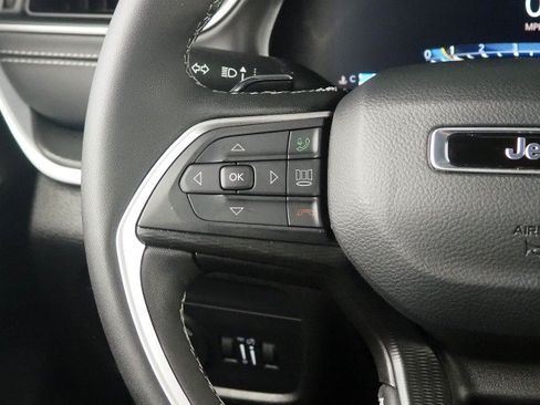 Used 2025 Jeep Grand Cherokee Altitude RWD image 19