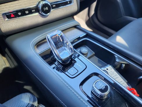 Certified 2024 Volvo XC90 T8 Ultimate w/ Protection Package Premier image 24