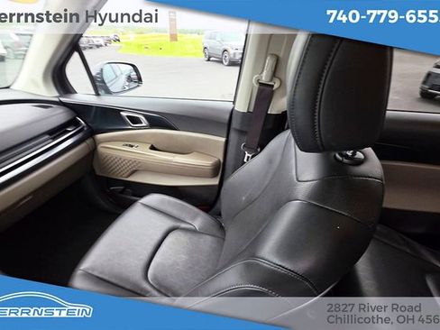 Used 2025 Kia Carnival FWD image 10
