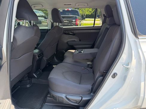 Used 2021 Toyota Highlander L FWD image 13