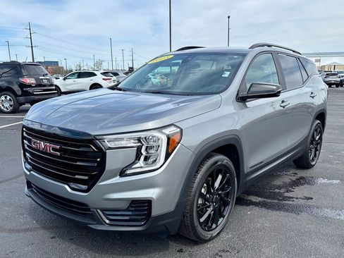 Used 2023 GMC Terrain SLE w/ Driver Convenience Package image 3
