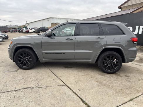 Used 2022 Jeep Grand Cherokee Laredo X image 4