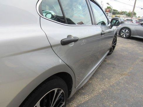 Used 2018 Toyota Camry SE w/ Moonroof Package FWD image 16