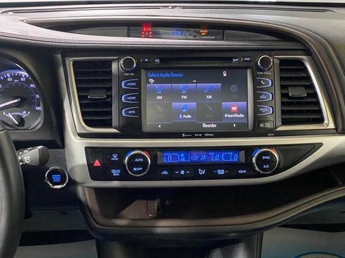 Used 2017 Toyota Highlander XLE AWD/4WD image 17