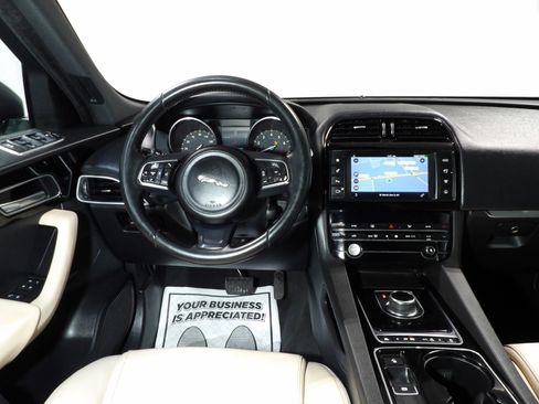 Used 2017 Jaguar F-PACE Premium AWD/4WD image 19