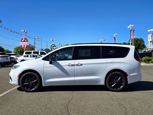 New 2026 Chrysler Pacifica Select w/ S Appearance Package AWD/4WD image 8