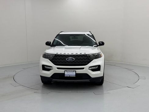 Used 2022 Ford Explorer XLT w/ Equipment Group 202A image 9