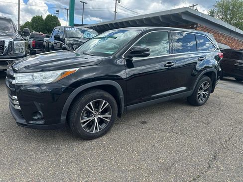 Used 2019 Toyota Highlander LE AWD/4WD image 4