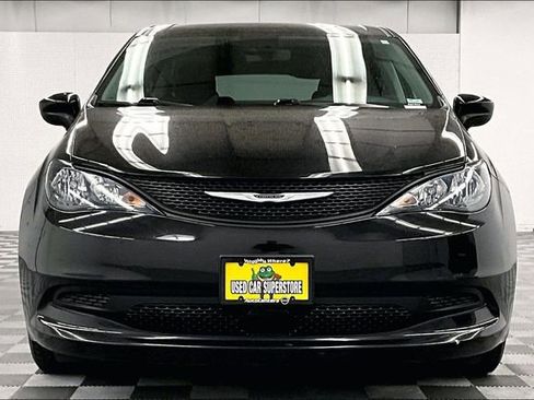 Used 2023 Chrysler Voyager LX FWD image 4
