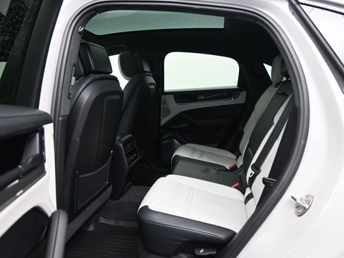 Used 2024 Porsche Cayenne S image 30