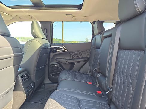 New 2025 Mitsubishi Outlander AWD image 25