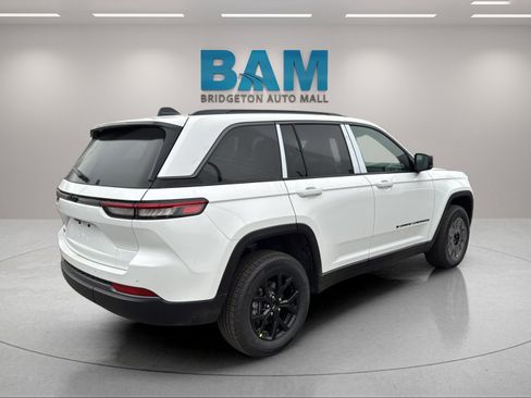 New 2026 Jeep Grand Cherokee Altitude image 7