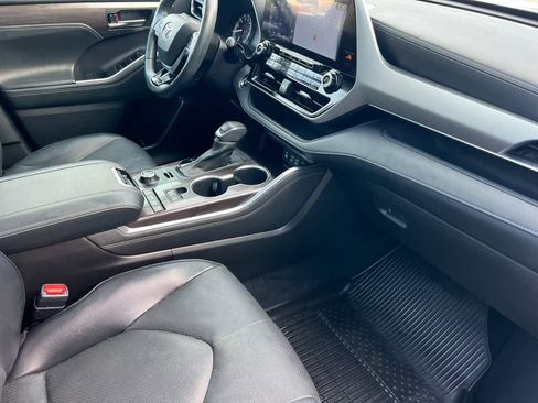 Used 2022 Toyota Highlander Platinum image 17