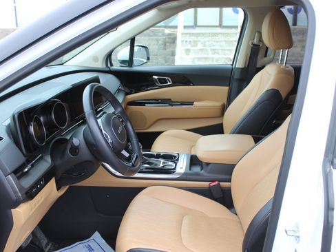 Used 2024 Kia Carnival EX image 23