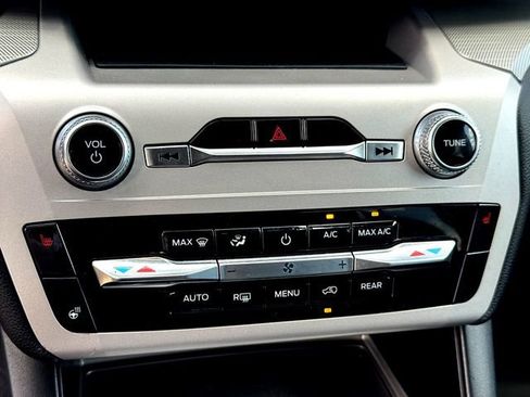 Used 2024 Ford Explorer XLT w/ Equipment Group 202A image 19