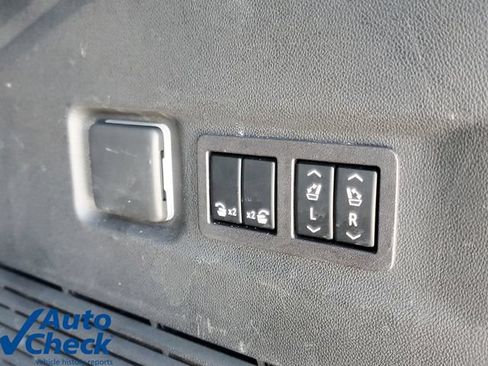 Used 2023 GMC Yukon XL Denali AWD/4WD image 12