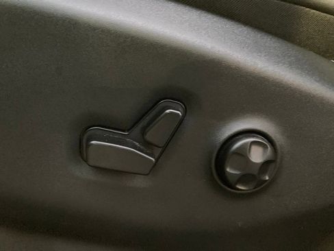 Used 2025 Chrysler Pacifica Select image 14