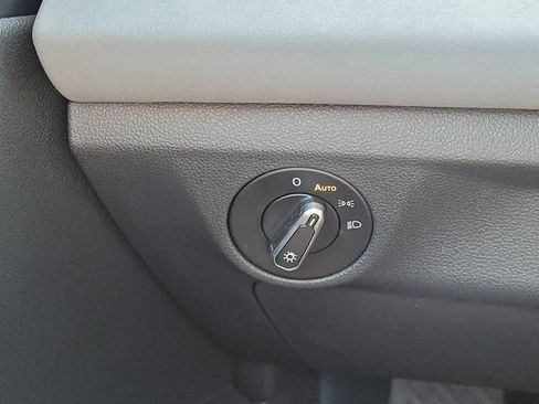 Certified 2025 Volkswagen Jetta SE w/ Sunroof Package FWD image 18
