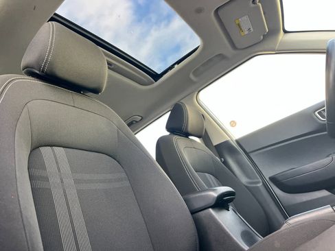 Certified 2023 Hyundai Venue SEL image 17