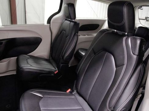 Used 2024 Chrysler Pacifica Touring-L image 16