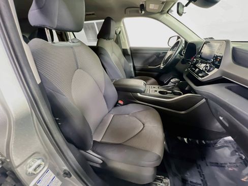 Used 2021 Toyota Highlander LE AWD/4WD image 27