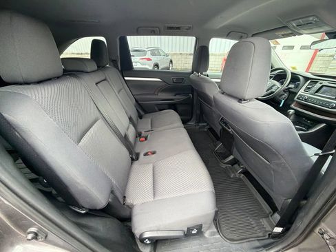 Used 2019 Toyota Highlander LE AWD/4WD image 35