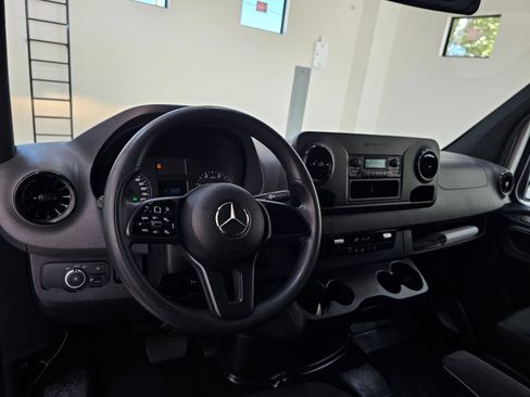 Used 2022 Mercedes-Benz Sprinter 2500 image 21