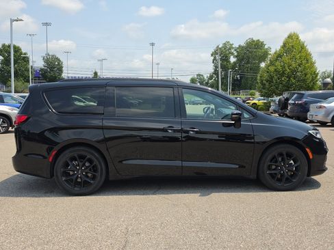 Used 2025 Chrysler Pacifica Limited FWD image 8