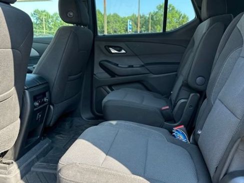 Used 2022 Chevrolet Traverse LT FWD image 12