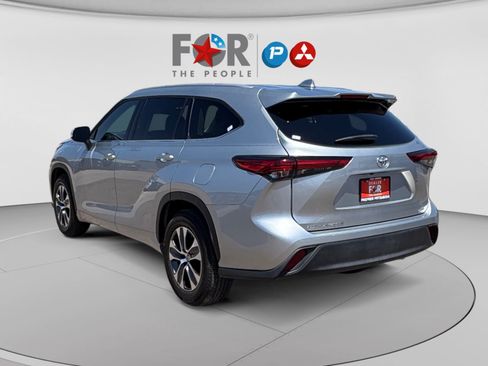 Used 2022 Toyota Highlander XLE FWD image 3