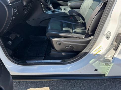 Used 2019 Jeep Grand Cherokee Limited image 16