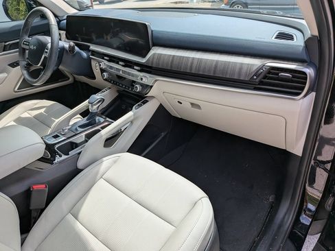 Used 2025 Kia Telluride EX w/ EX Captain's Chair Package FWD image 9
