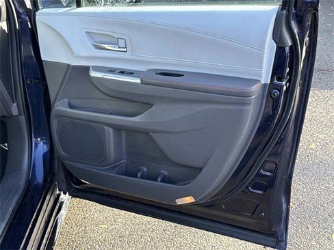 Used 2022 Toyota Sienna XSE image 8