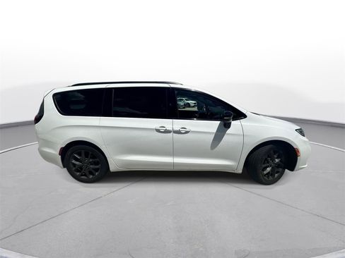 Used 2025 Chrysler Pacifica Limited FWD image 5