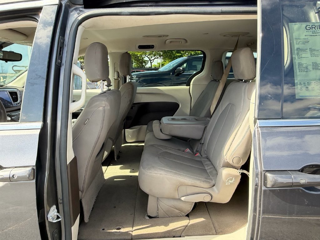Used 2017 Chrysler Pacifica Touring FWD image 10