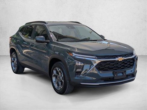 Used 2025 Chevrolet Trax LT FWD image 3