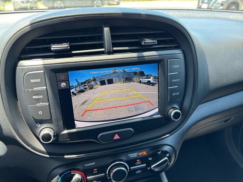 Used 2025 Kia Soul LX w/ LX Technology Package FWD image 22